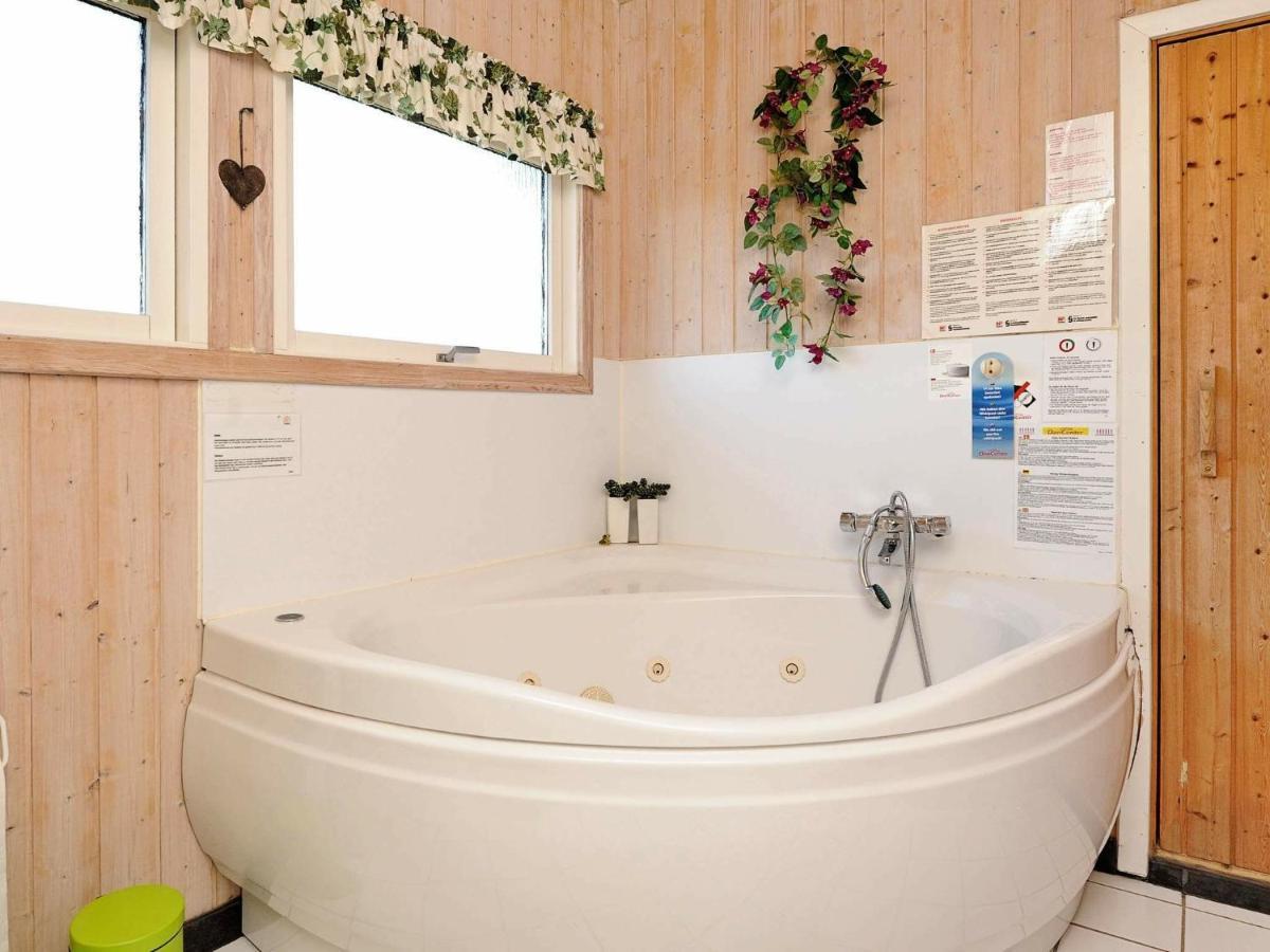 8 Person Holiday Home In Hejls Quarto foto